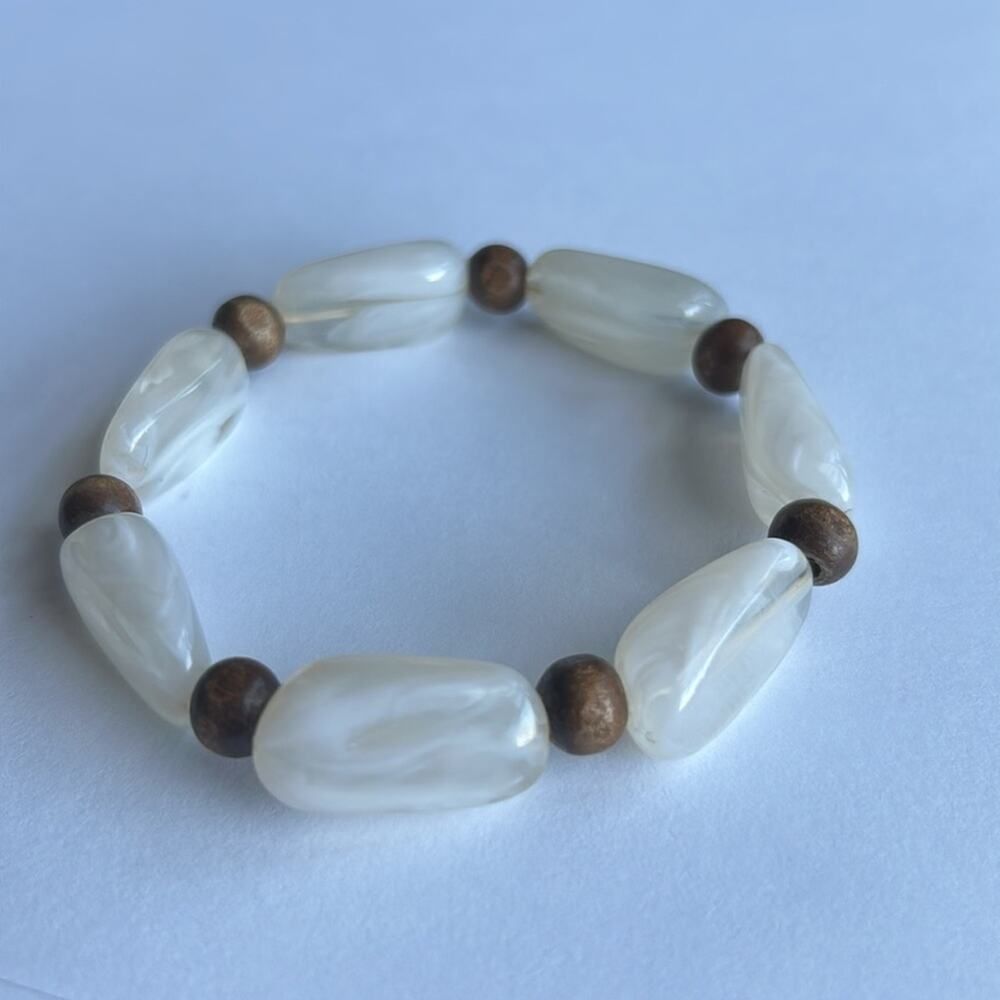 Women’s vintage dainty white/tan beaded wooden gemstone bracelet one size